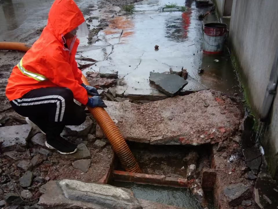 犍为专业清理污水池 炜誉市政以规范流程守护城市 “肠道”