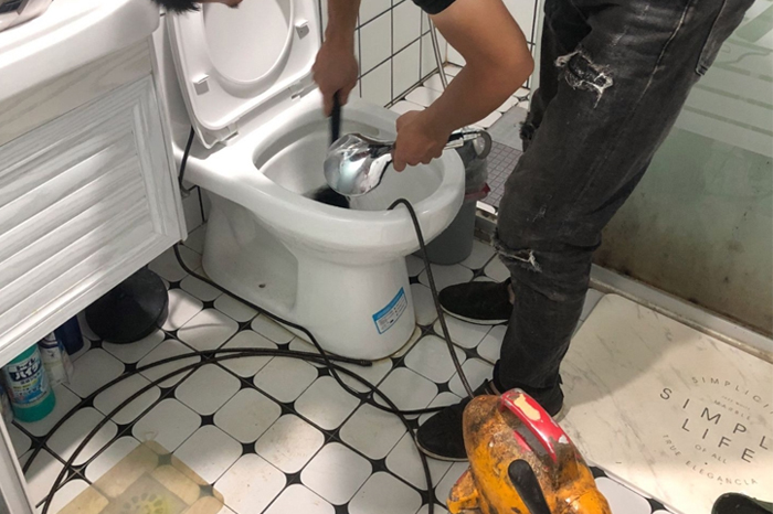 犍为马桶堵塞自己疏通还是找师傅?专业上门服务让你省时更省心